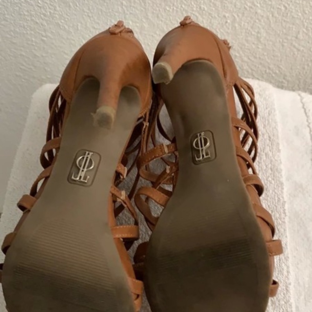 JLo pumps - Picture 4 of 5